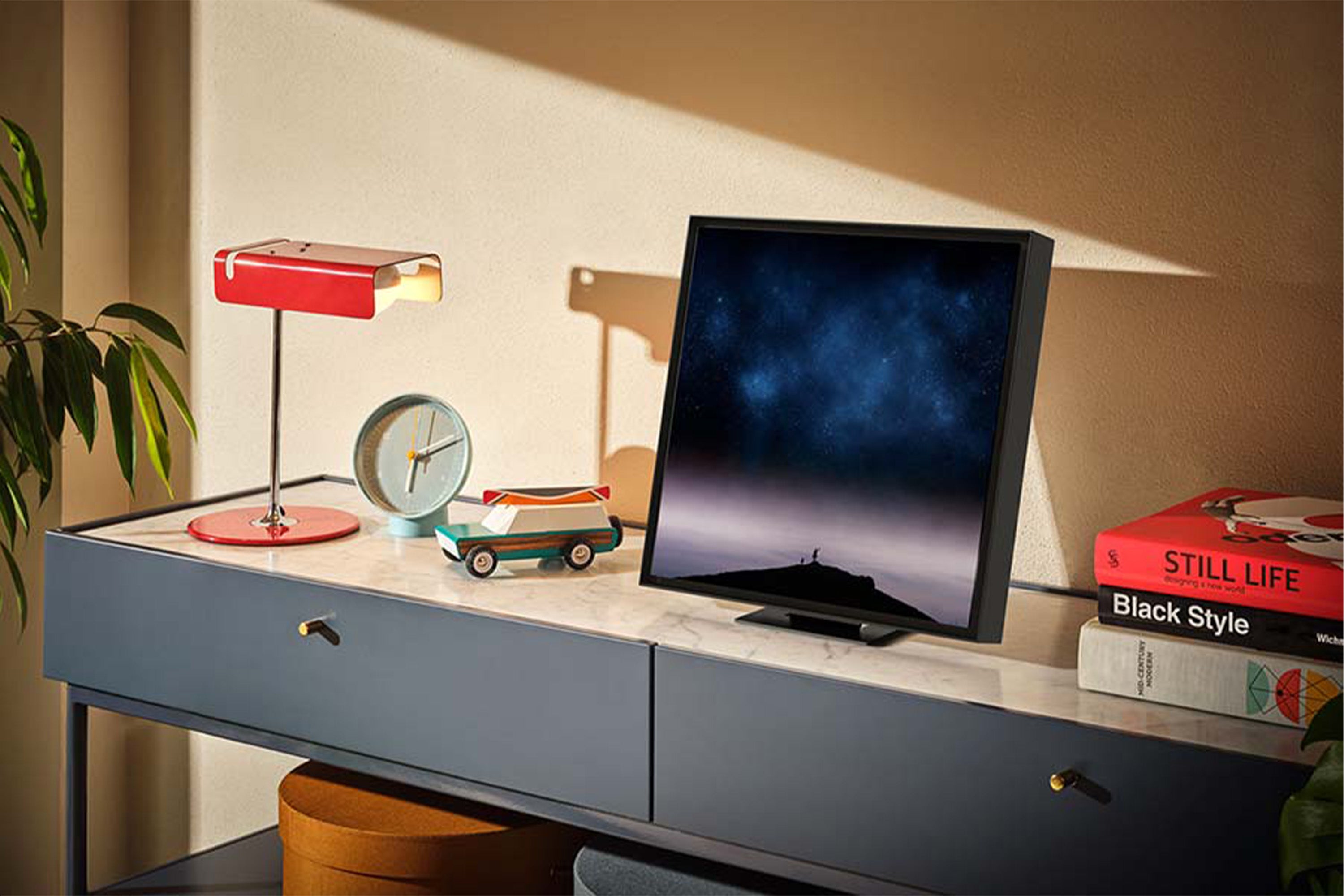 Ein mit verschiedenen Gegenständen und Dekorationen übersätes Büro